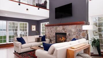 Smart TV, chimenea, futbolito, libros