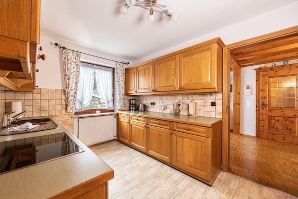 Køleskab, ovn, kogeplade, opvaskemaskine