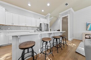 ثلاجة، ميكروويف، فرن، موقد طهي مسطح