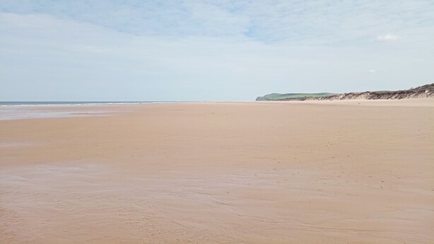 A wide sandy beach with gentle waves and a clear sky. - Quiet, bright house (Wissant)