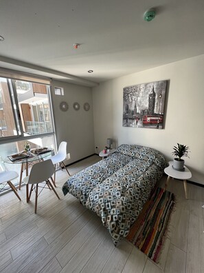 2 makuuhuonetta, työpöytä, silitysrauta/-lauta, ilmainen Wi-Fi