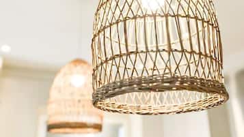Een keuken met hangende lampen aan het plafond.