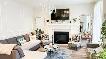 TV connectée, cheminée, livres