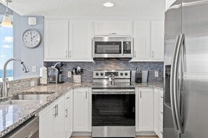 Køleskab, mikrobølgeovn, ovn, kogeplade