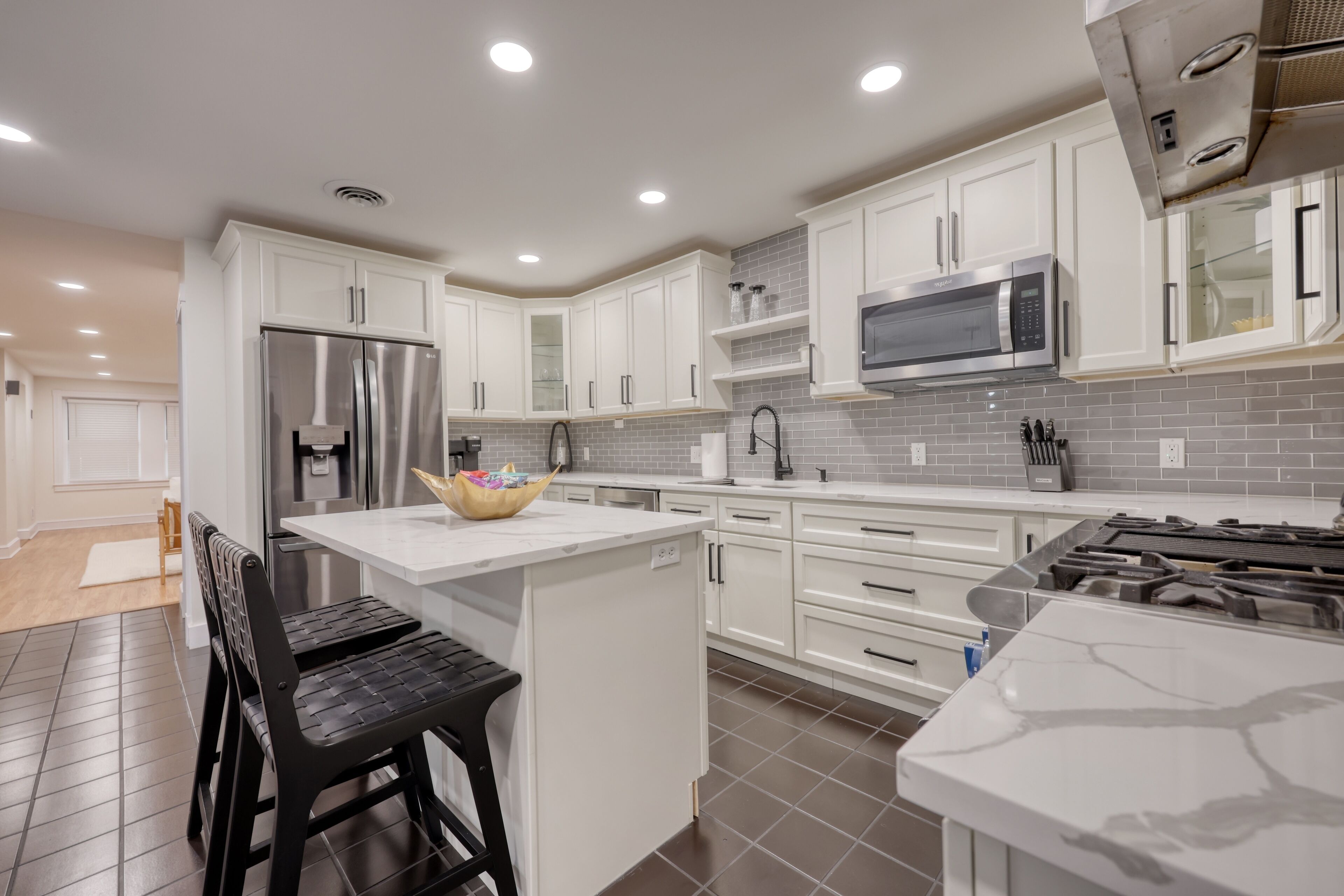 Kjøleskap, mikrobølgeovn, ovn og kokeplater