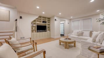 Smart TV, fireplace, stereo