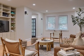 Smart TV, fireplace, books, stereo - Central Luxury 3-Level Home - Rooftop + Garage (Lancaster)