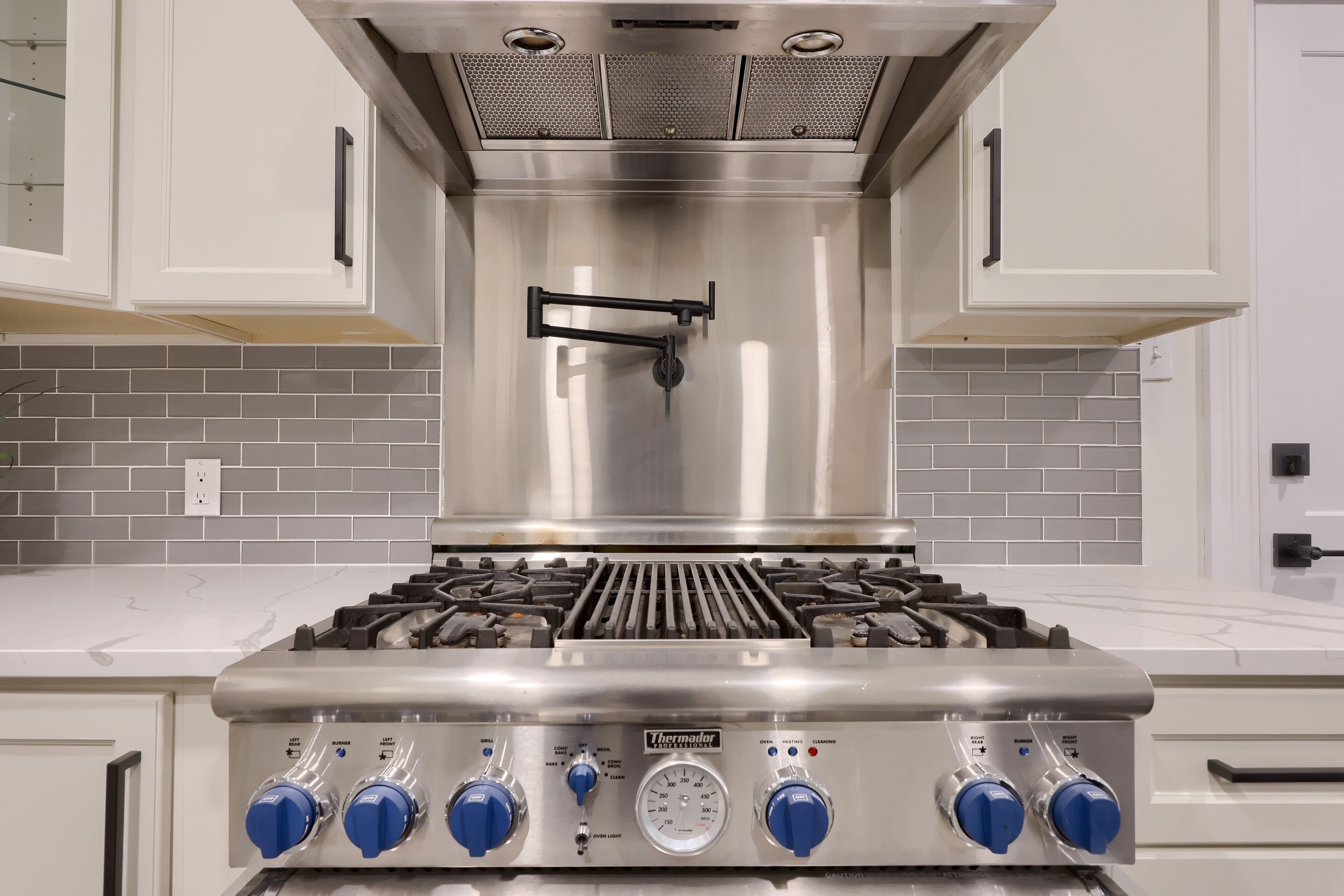 Deluxe Downtown Lancaster 3BD - Rooftop & Parking