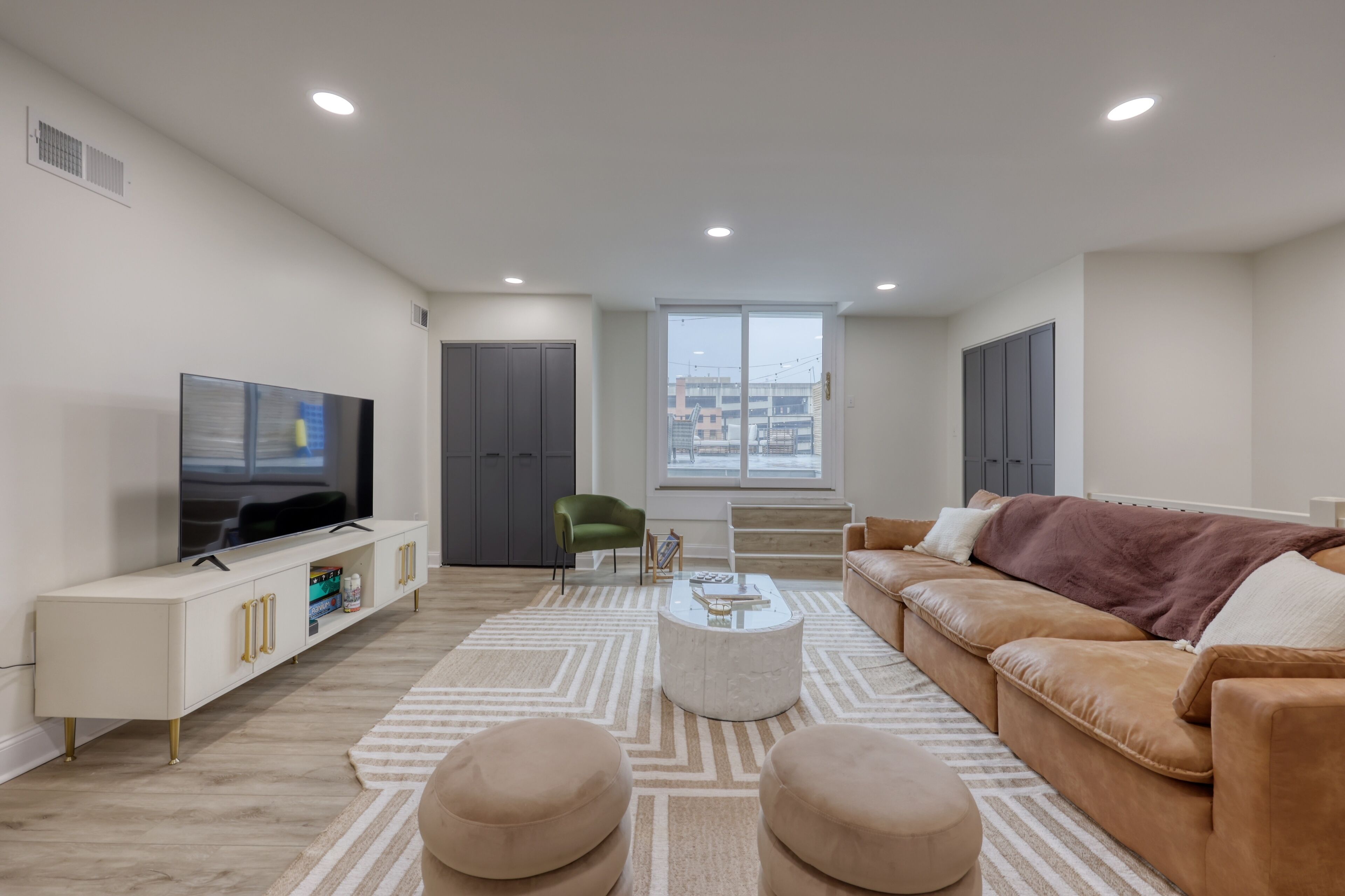 Smart-TV, Kamin, Stereoanlage