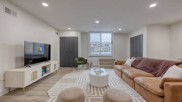 Smart-TV, Kamin, Stereoanlage