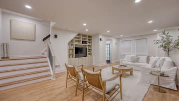 Smart-TV, Kamin, Stereoanlage