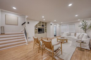 Smart TV, fireplace, stereo - Deluxe Downtown Lancaster 3BD - Rooftop & Parking (Lancaster)