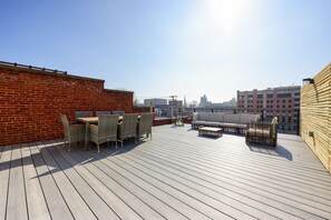 Outdoor dining - Deluxe Downtown Lancaster 3BD - Rooftop & Parking (Lancaster)