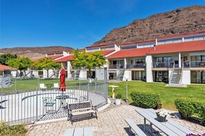 Terrace/patio - #20 Condo near large pool & shuttle to Gorge Amp-book separately (Quincy)