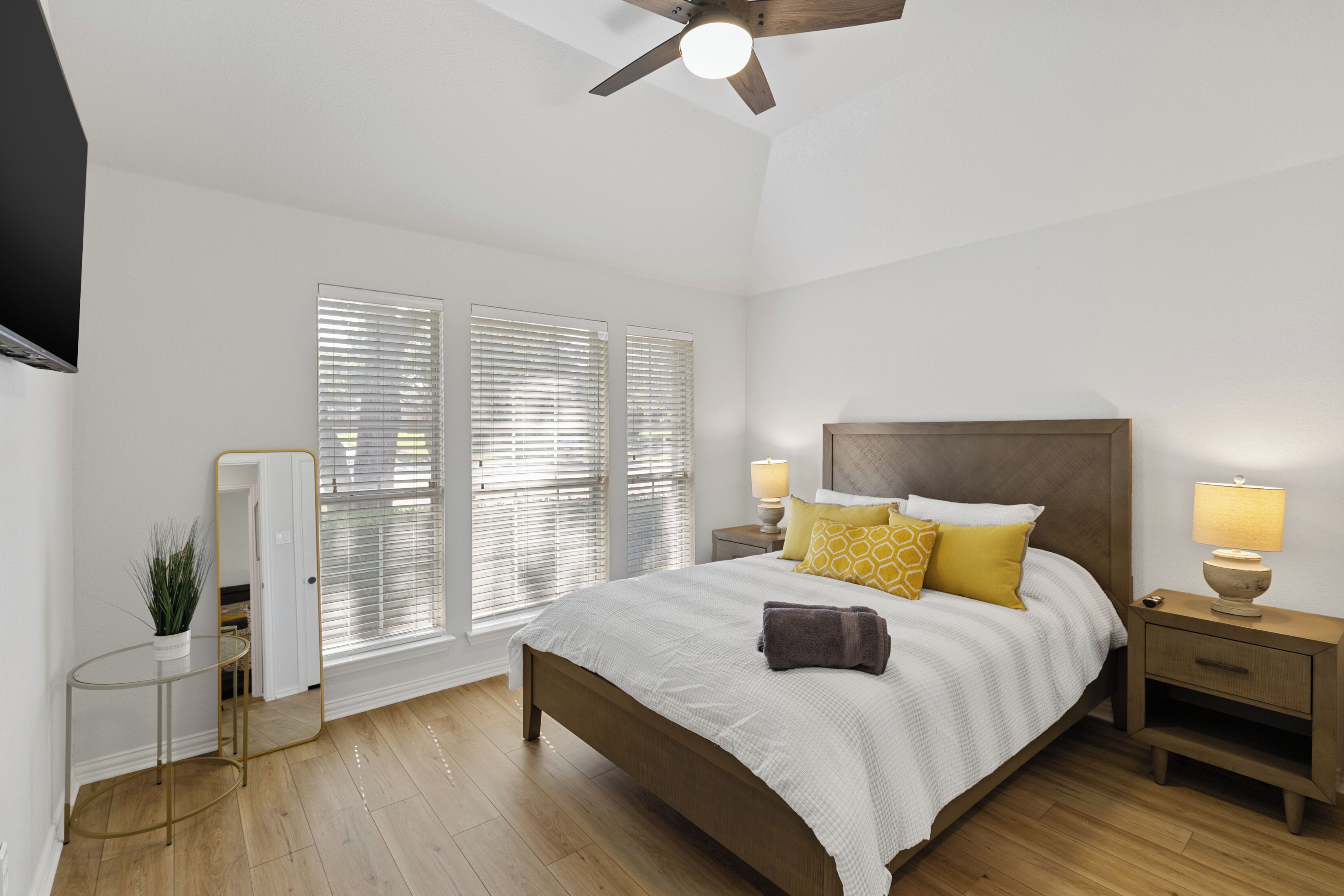 4 makuuhuonetta, työpöytä, silitysrauta/-lauta, vauvan matkasänky