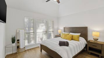 4 makuuhuonetta, työpöytä, silitysrauta/-lauta, vauvan matkasänky