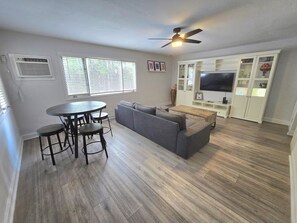 Smart TV, streaming services - Amelia's Apartment 2b/1ba Wi-Fi, TV, Kitchen, W/D, Patio (Helen)