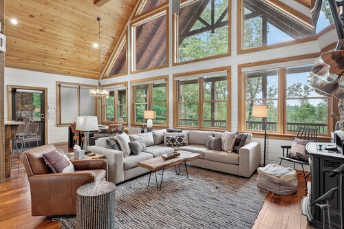 Luxury Mineral Bluff Cabin with Deck & Hot Tub!