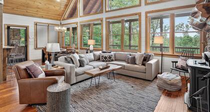 Luxury Mineral Bluff Cabin with Deck & Hot Tub!