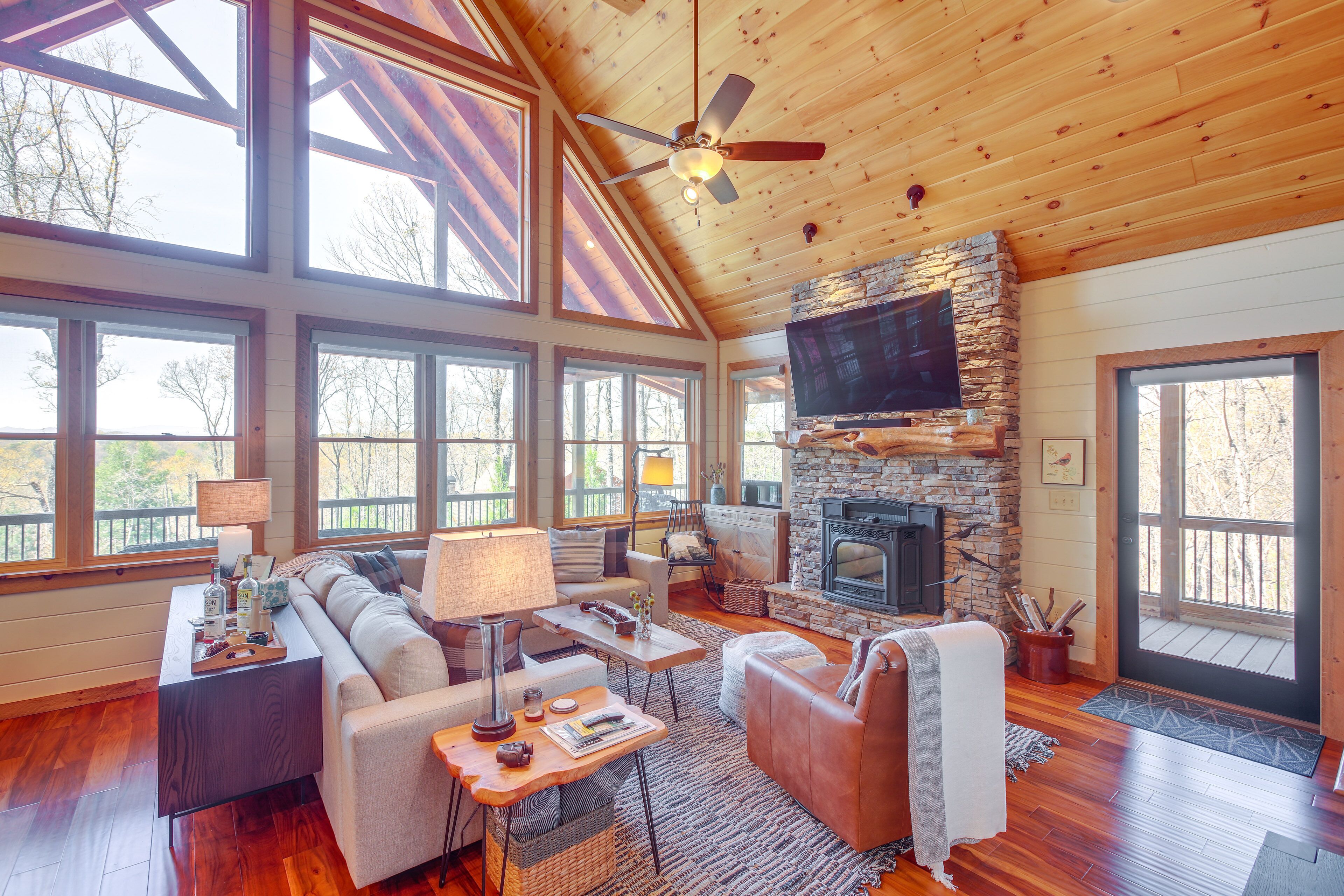 Luxury Mineral Bluff Cabin with Deck & Hot Tub!