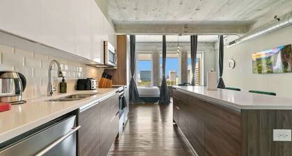 Amyfinehouse | Breakfast + Valet + Near Convention