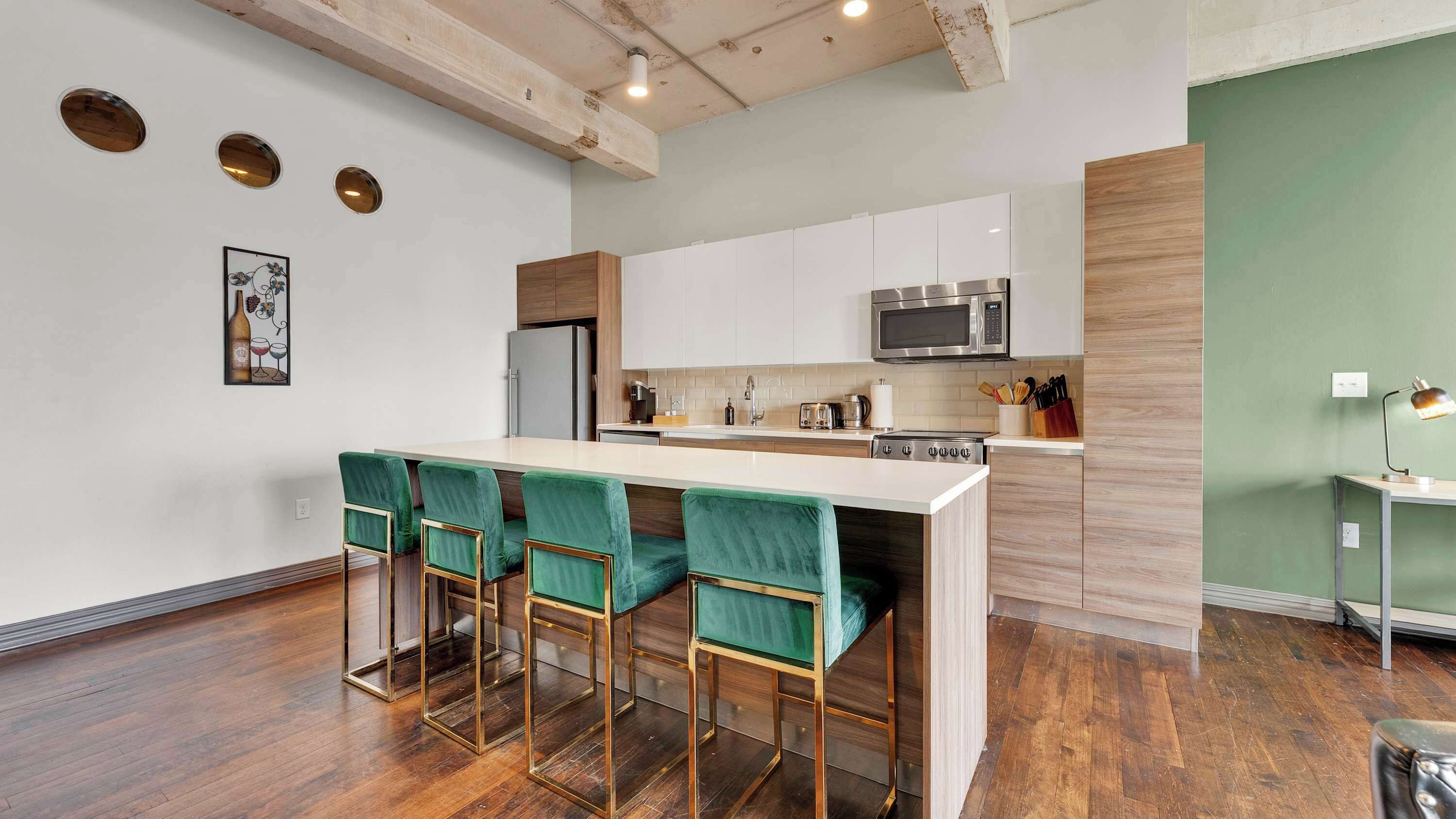 Réfrigérateur, micro-ondes, four, plaque de cuisson