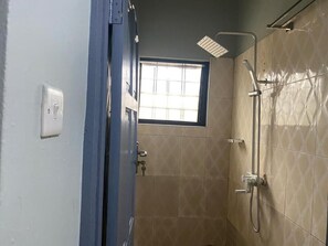 Shower, hair dryer, towels, soap - O'lleaf Suite (entire first floor exclusive) (Accra)