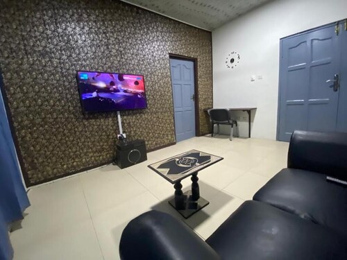 O'lleaf Suite (entire first floor exclusive)