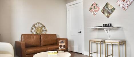 Een smart-tv en boeken