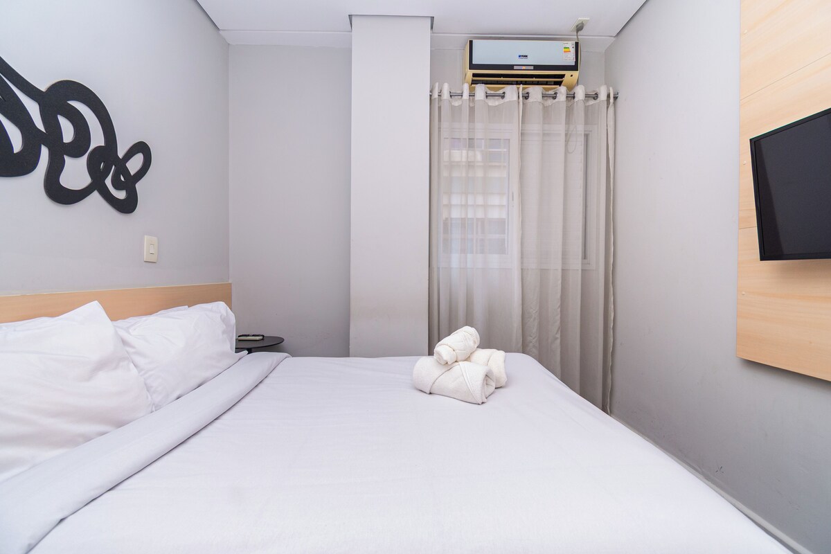 Premium bedding, in-room safe, laptop workspace, blackout drapes
