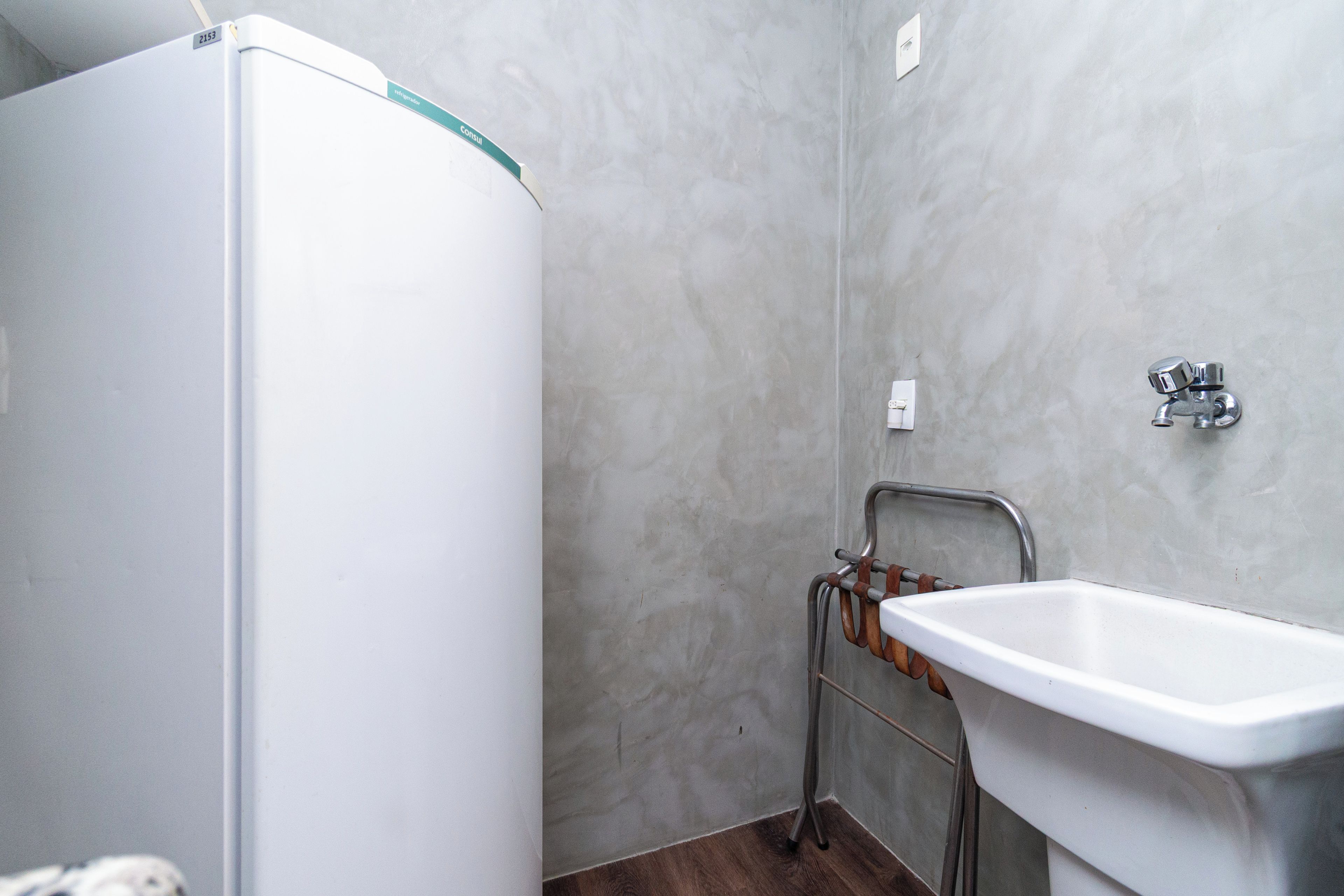 Un baño con una bañera blanca, un lavabo blanco y una ducha.