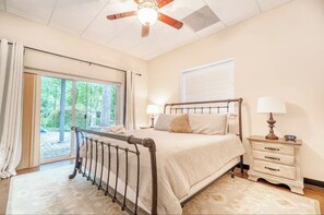 5 chambres, fer et planche à repasser, lit de bébé portatif