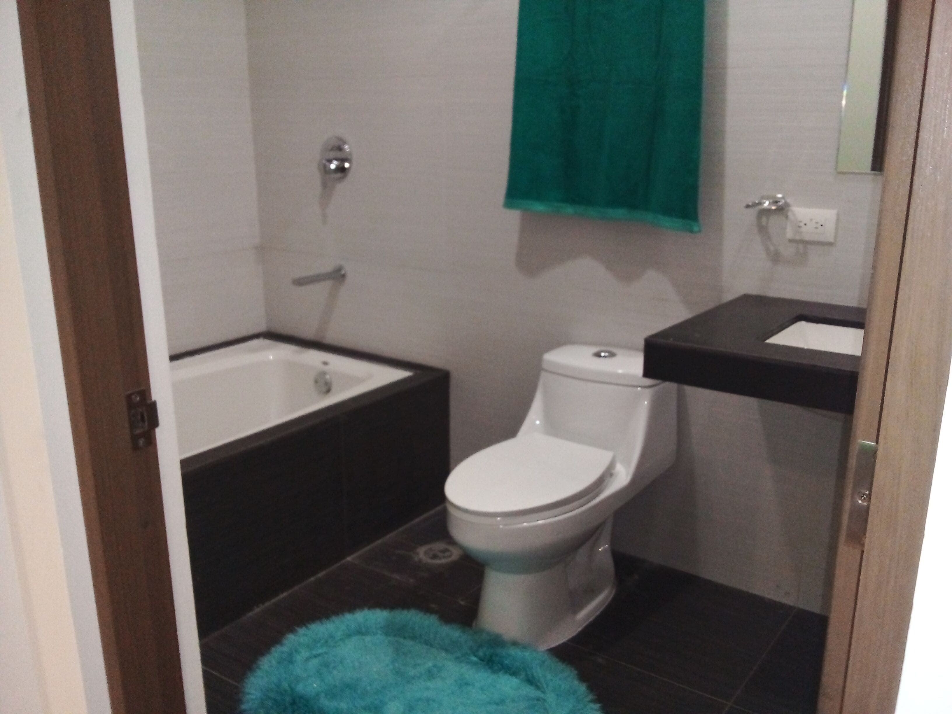Un bagno con vasca, WC e lavandino.