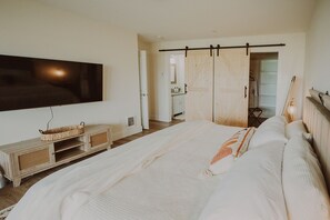 3 bedrooms, iron/ironing board, travel crib, WiFi - Adventurer Beach House, family-friendly retreat (Ocean Shores)