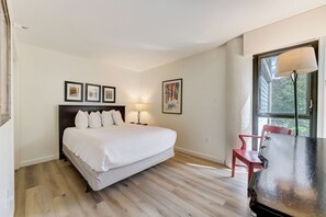 2 soverom, skrivebord, strykejern/-brett og wi-fi (inkludert)