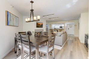 スマートテレビ、暖炉、DVD プレーヤー