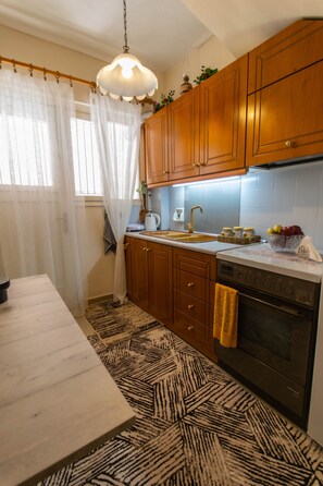 Jääkaappi, uuni, kahvin-/teenkeitin, leivänpaahdin