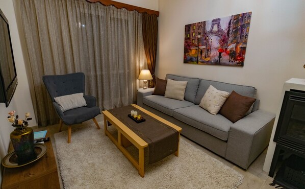 Smart TV, fireplace