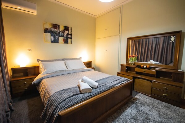 2 makuuhuonetta, työpöytä, silitysrauta/-lauta, ilmainen Wi-Fi