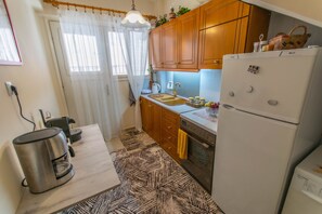 Fridge, oven, coffee/tea maker, toaster