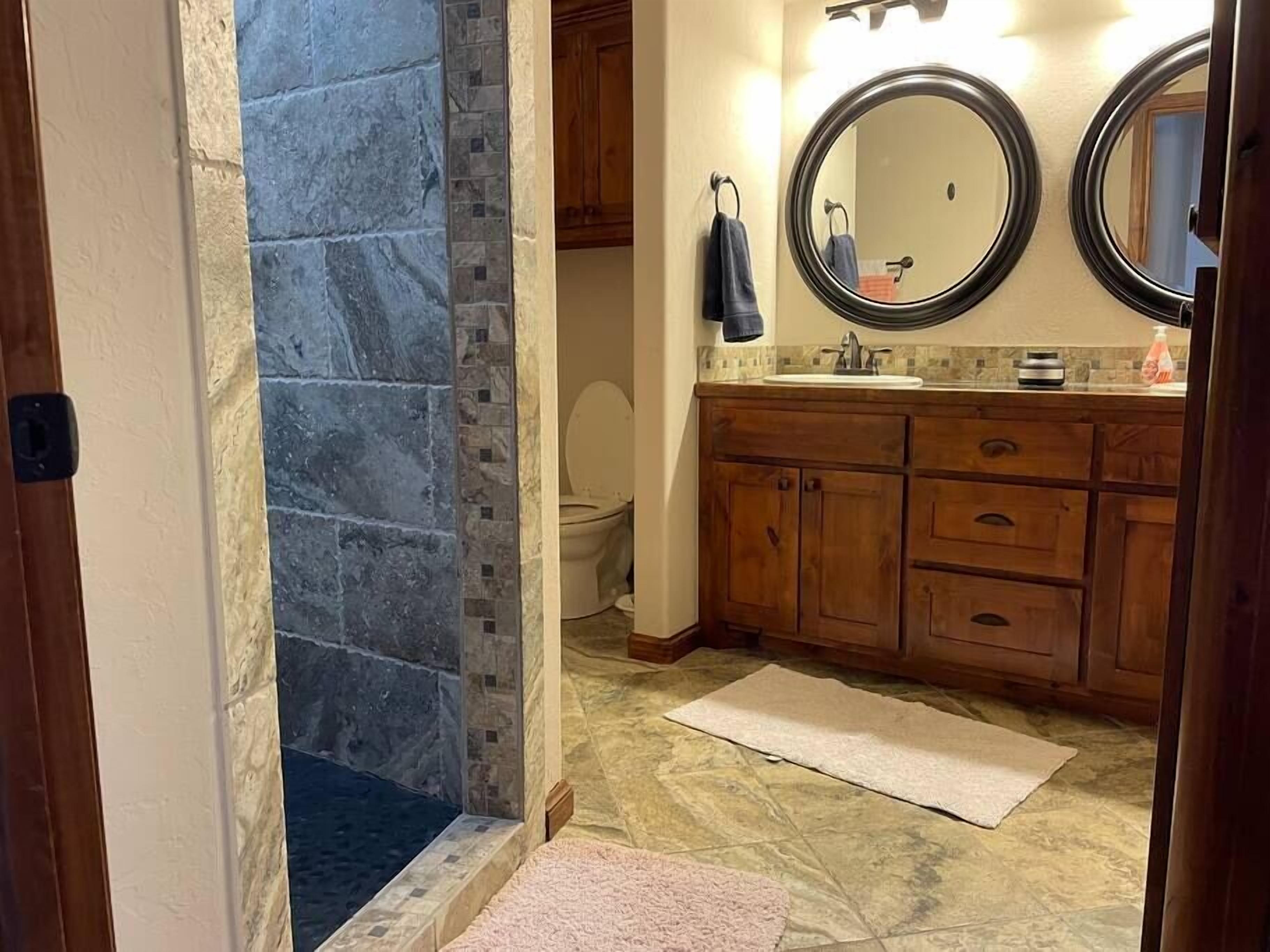 Big Rock Cabin,Mountain View, lots of parking