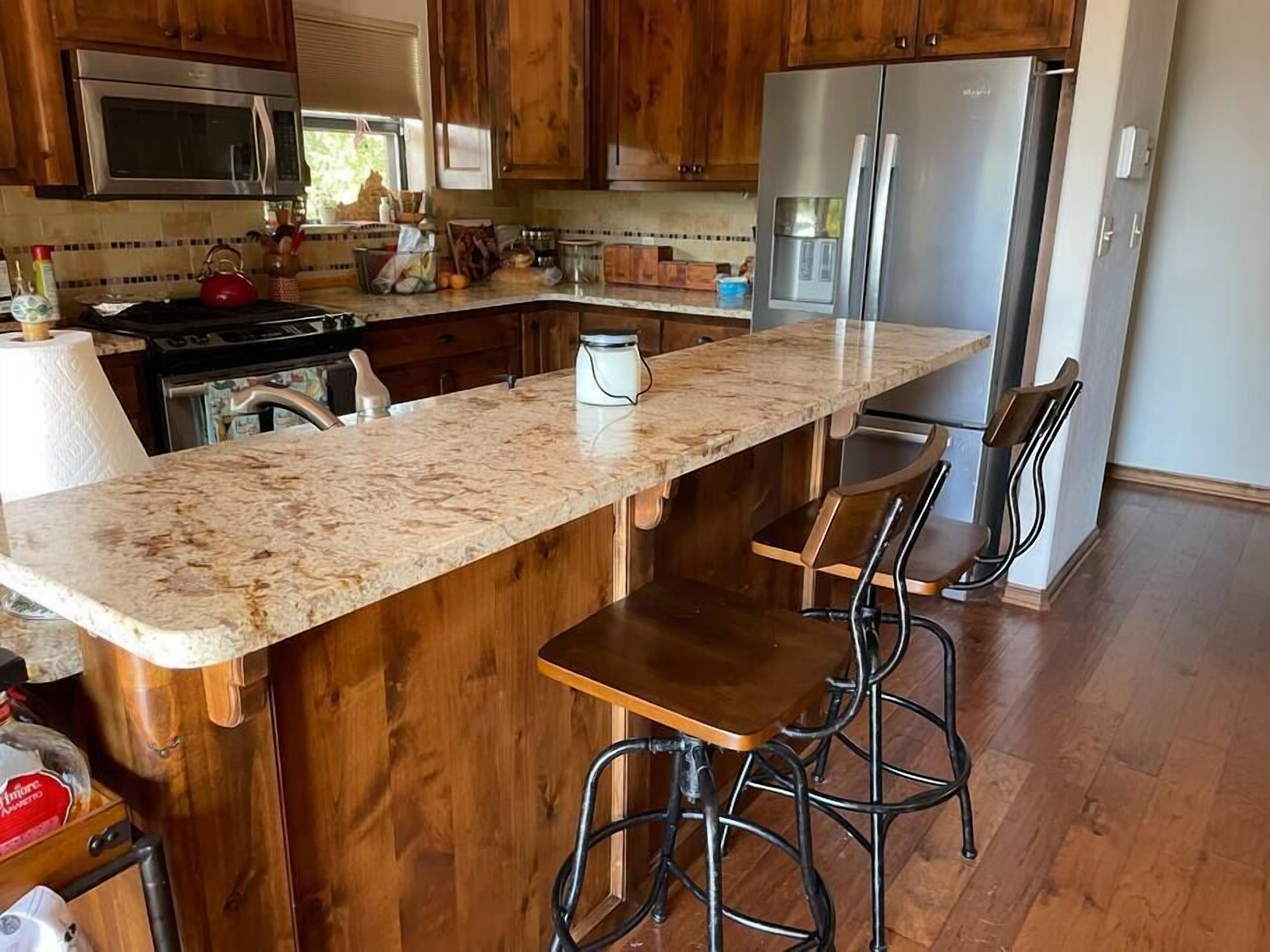 Big Rock Cabin,Mountain View, lots of parking