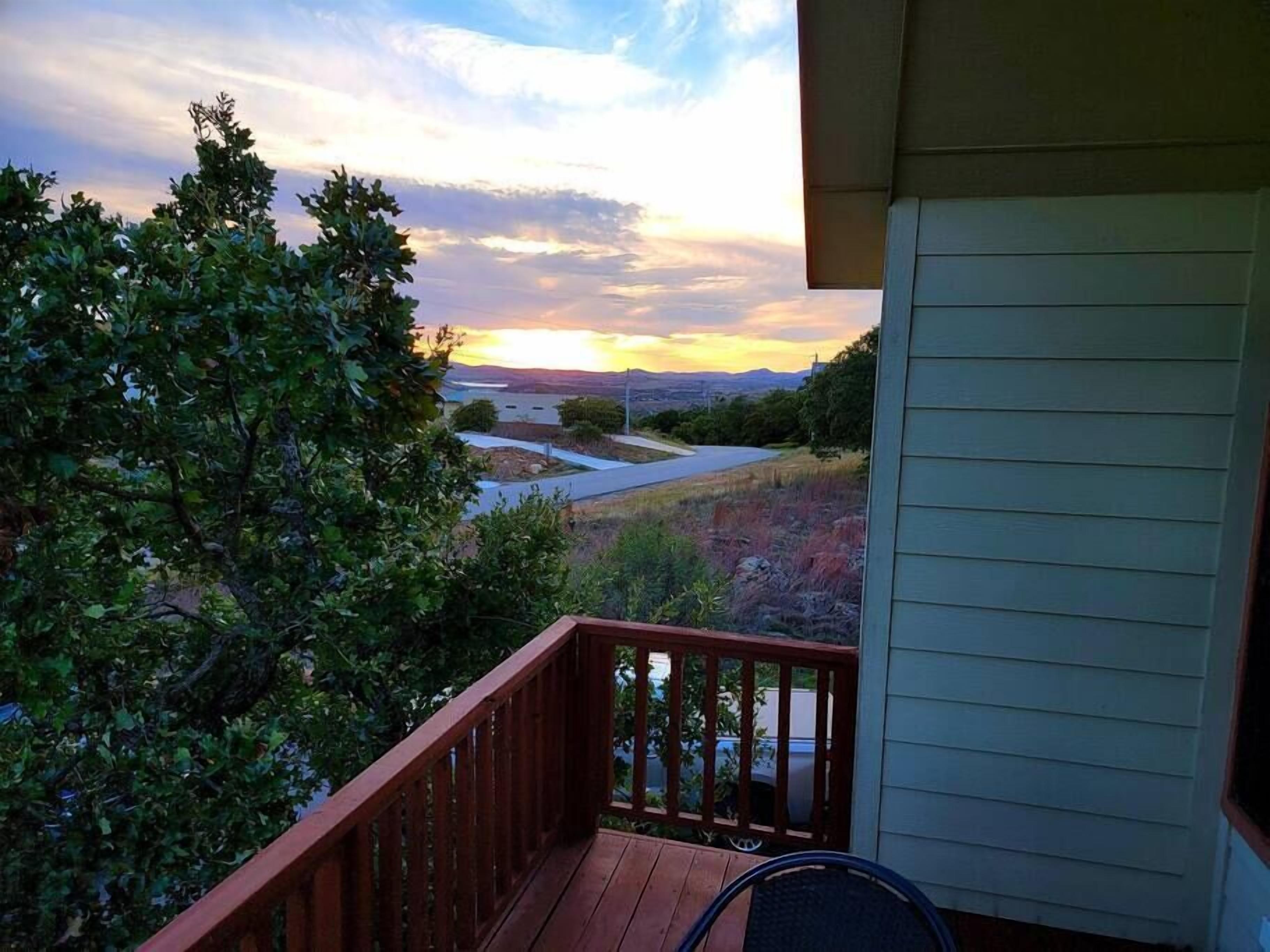 Big Rock Cabin,Mountain View, lots of parking