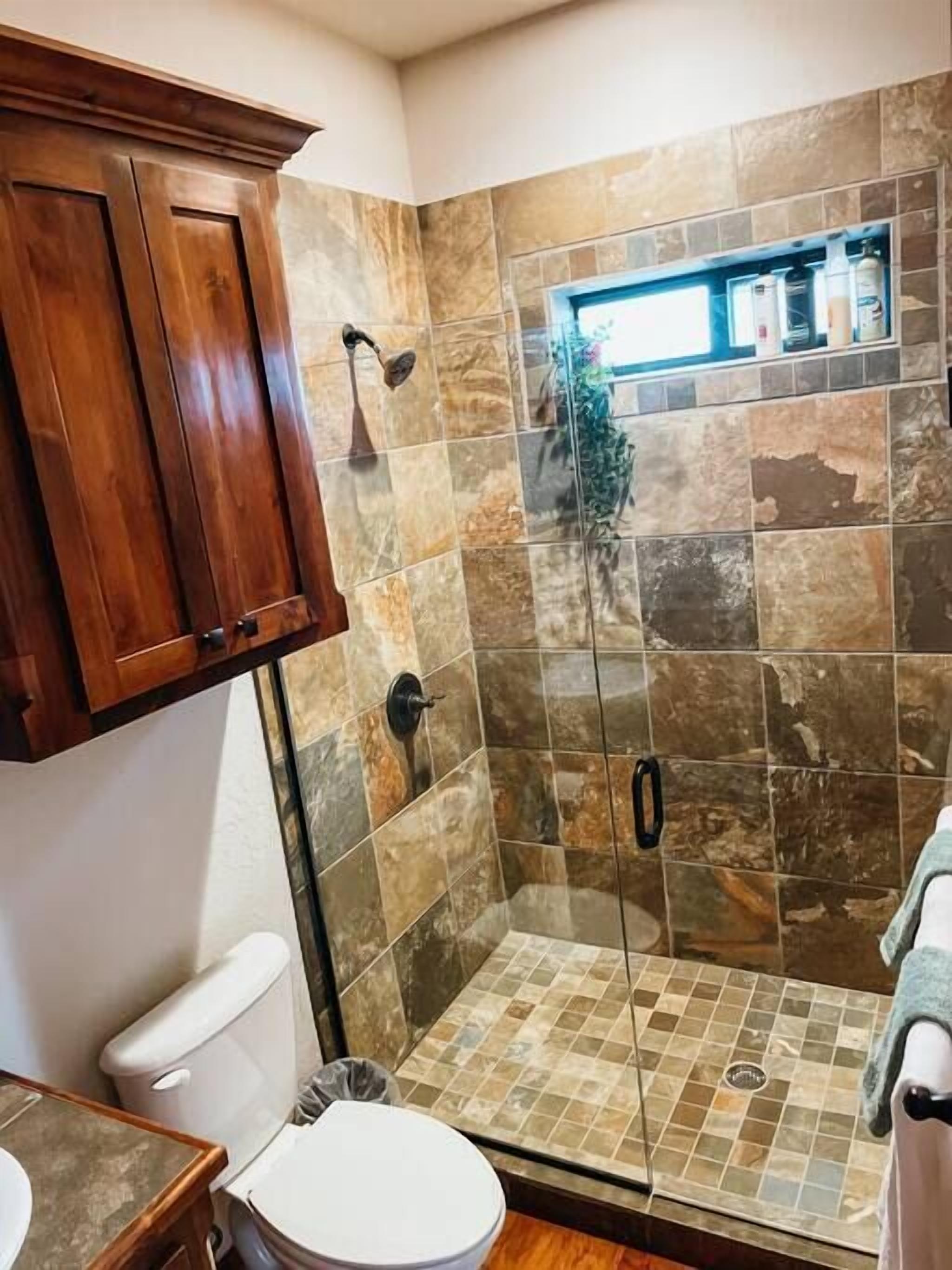 Big Rock Cabin,Mountain View, lots of parking