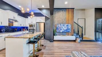 Réfrigérateur, four à micro-ondes, un four, surface de cuisson