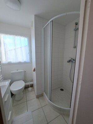 Shower, hair dryer, towels, soap - Studio Calme Brest Hyper Centre (Brest)