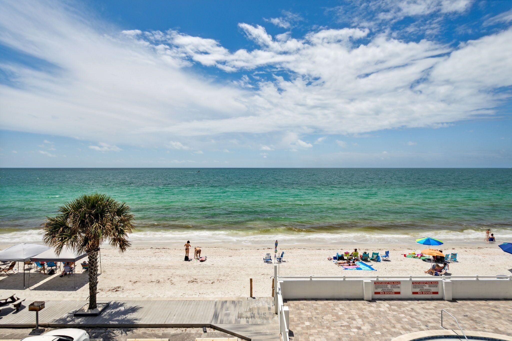 Sulla spiaggia, lettini da mare, teli da spiaggia