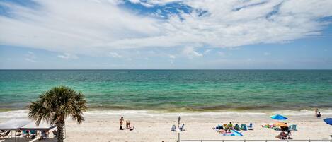 Sulla spiaggia, lettini da mare, teli da spiaggia