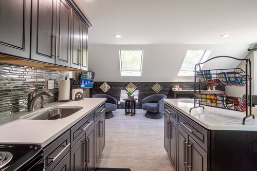 Stylish Upscale Apt w/ Snack Bar & Sunny Deck