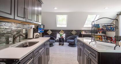 Stylish Upscale Apt w/ Snack Bar & Sunny Deck